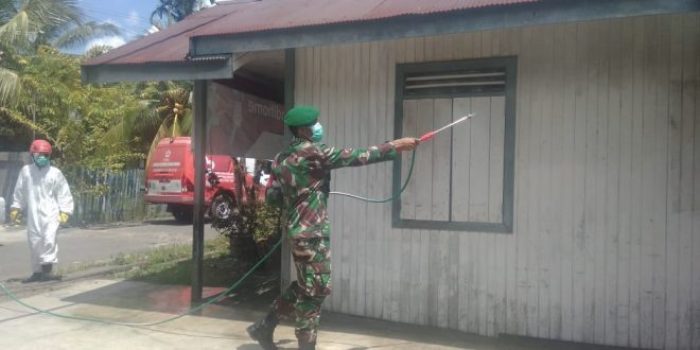 BABINSA KORAMIL 0902-04 TRD LAKUKAN PENYEMPROTAN DESINFEKTAN